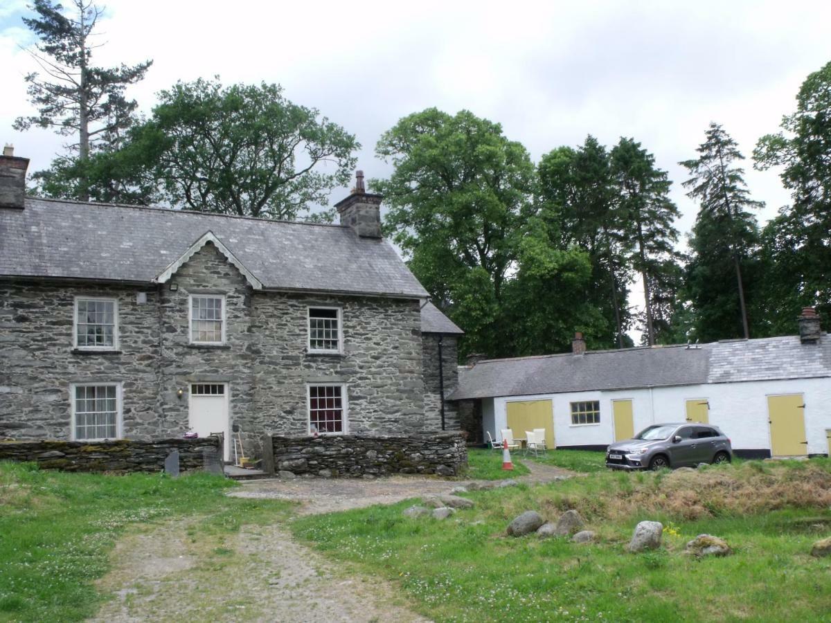 Cosy Ground Floor Disabled Friendly Room In Farm House Llandderfel Exterior photo